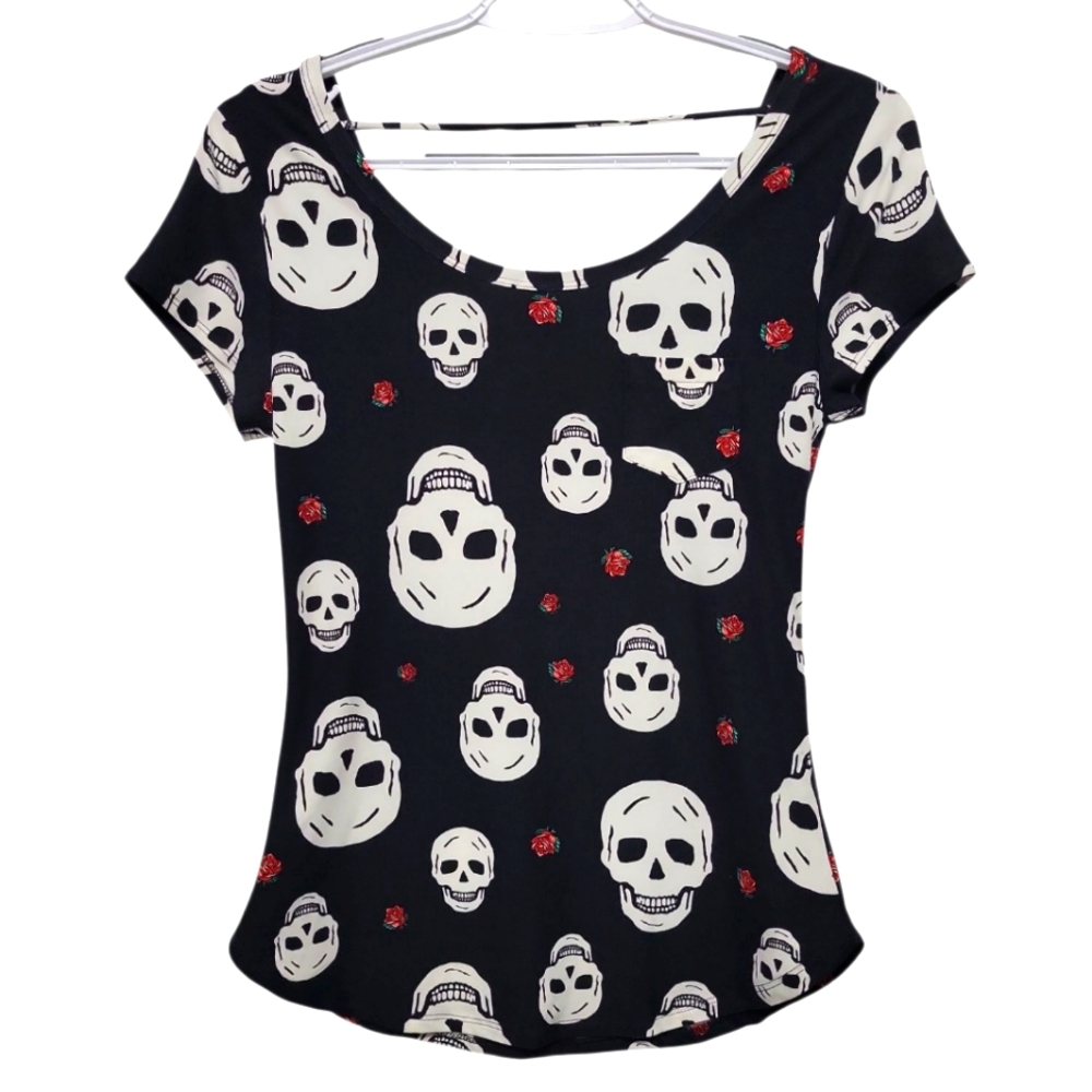 No Boundaries Skull and Rose's Juniors Shirt Medium (7-9)